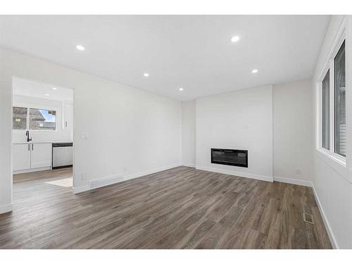 6701 29 Avenue Ne, Calgary, AB - Indoor Photo Showing Other Room