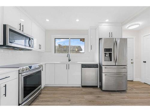 6701 29 Avenue Ne, Calgary, AB - Indoor Photo Showing Kitchen With Stainless Steel Kitchen With Upgraded Kitchen