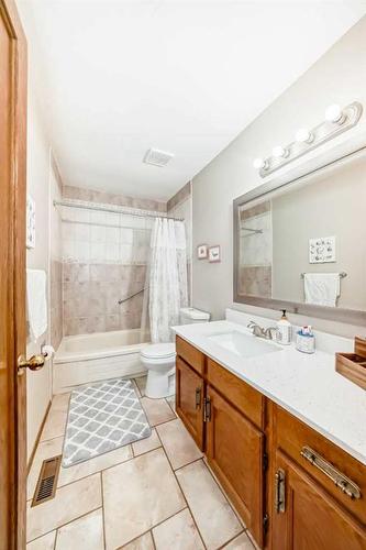 190 Woodbriar Circle Sw, Calgary, AB - Indoor Photo Showing Bathroom