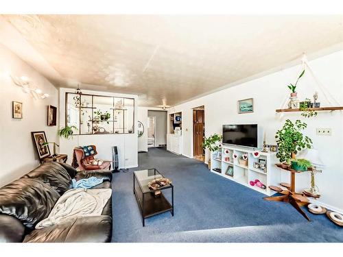 4324 73 Street Nw, Calgary, AB - Indoor Photo Showing Living Room