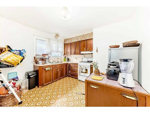 4324 73 Street Nw, Calgary, AB - Indoor Photo Showing Kitchen