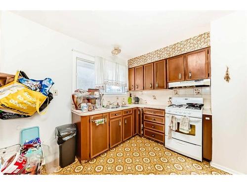 4324 73 Street Nw, Calgary, AB - Indoor Photo Showing Kitchen