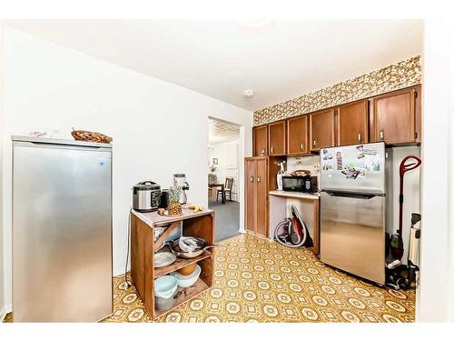 4324 73 Street Nw, Calgary, AB - Indoor Photo Showing Kitchen