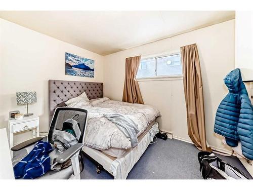 4324 73 Street Nw, Calgary, AB - Indoor Photo Showing Bedroom