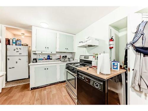 4324 73 Street Nw, Calgary, AB - Indoor Photo Showing Kitchen