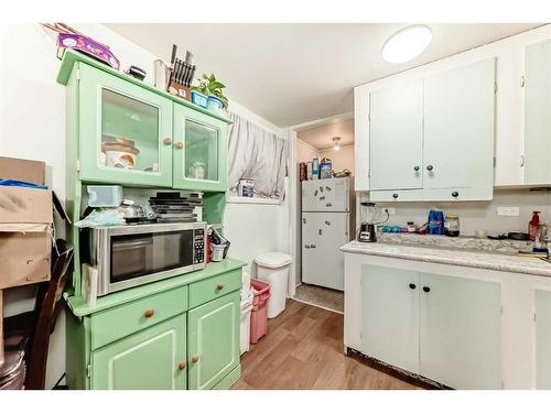 4324 73 Street Nw, Calgary, AB - Indoor Photo Showing Kitchen