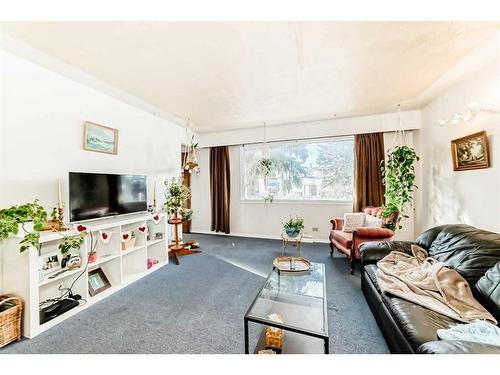 4324 73 Street Nw, Calgary, AB - Indoor Photo Showing Living Room