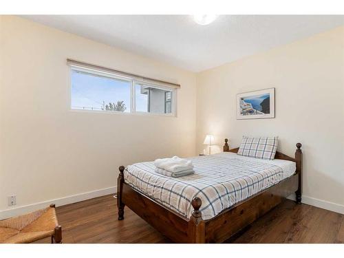 2822 40 Street Sw, Calgary, AB - Indoor Photo Showing Bedroom