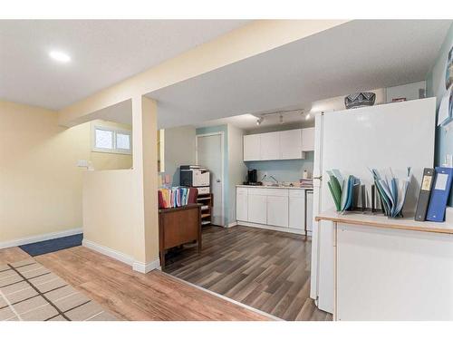 2822 40 Street Sw, Calgary, AB - Indoor Photo Showing Kitchen