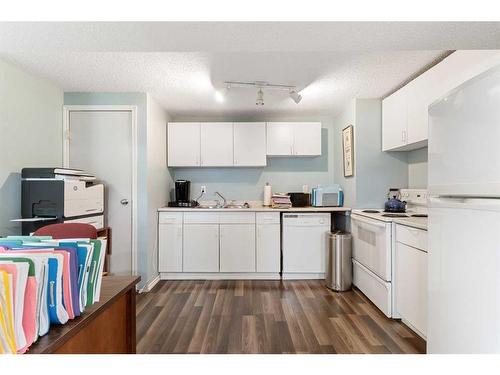 2822 40 Street Sw, Calgary, AB - Indoor Photo Showing Kitchen With Double Sink