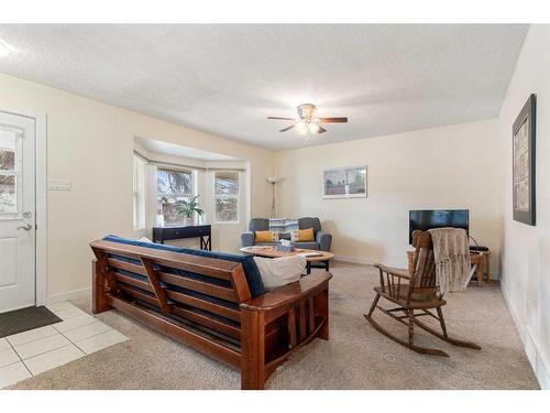 2822 40 Street Sw, Calgary, AB - Indoor Photo Showing Living Room