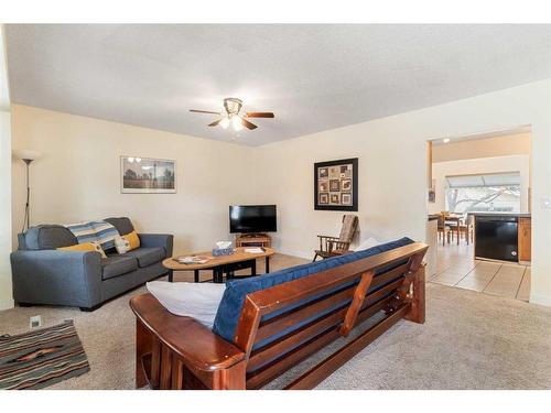 2822 40 Street Sw, Calgary, AB - Indoor Photo Showing Living Room