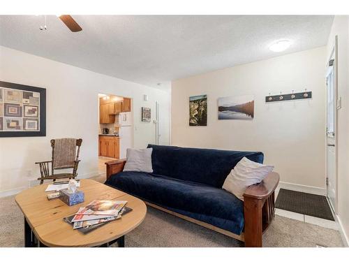 2822 40 Street Sw, Calgary, AB - Indoor Photo Showing Living Room