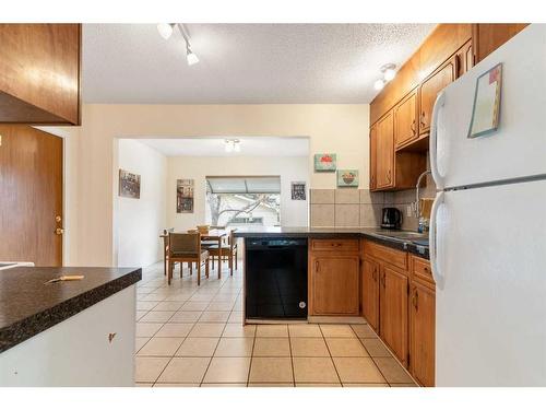 2822 40 Street Sw, Calgary, AB - Indoor Photo Showing Kitchen