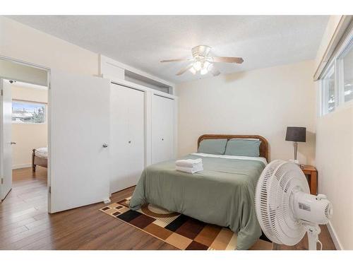 2822 40 Street Sw, Calgary, AB - Indoor Photo Showing Bedroom