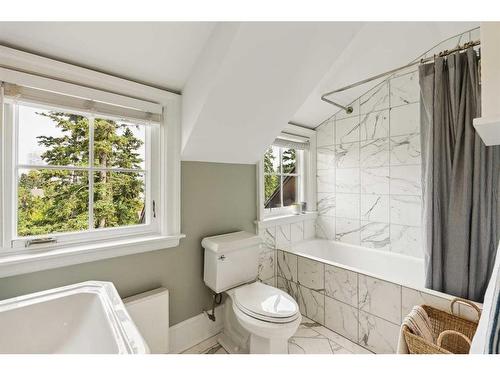 930 Prospect Avenue Sw, Calgary, AB - Indoor Photo Showing Bathroom