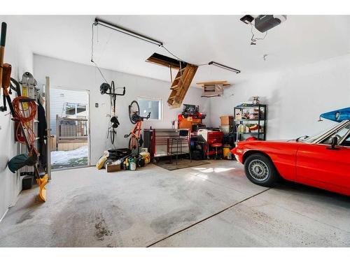 149 New Brighton Green Se, Calgary, AB - Indoor Photo Showing Garage