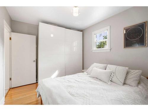 1925 12 Avenue Sw, Calgary, AB - Indoor Photo Showing Bedroom