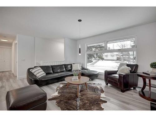 435 Queensland Road Se, Calgary, AB - Indoor Photo Showing Living Room