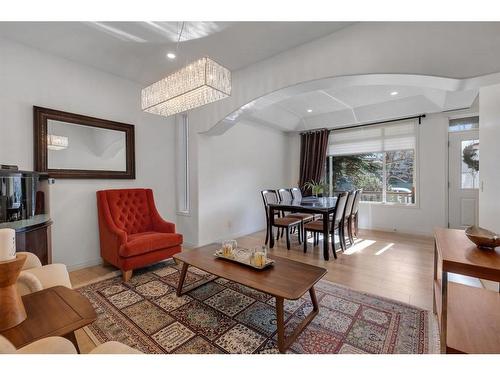 20 Weston Drive Sw, Calgary, AB - Indoor Photo Showing Living Room