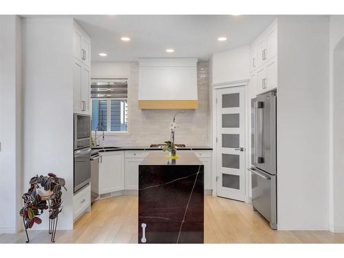 20 Weston Drive Sw, Calgary, AB - Indoor Photo Showing Kitchen With Upgraded Kitchen