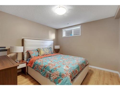 20 Weston Drive Sw, Calgary, AB - Indoor Photo Showing Bedroom