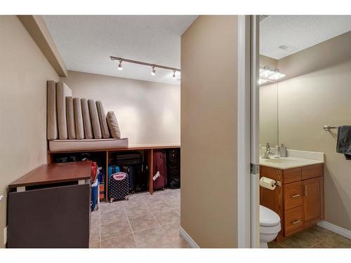 20 Weston Drive Sw, Calgary, AB - Indoor Photo Showing Bathroom