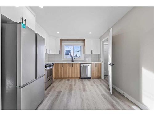 3239 Dovercliffe Road Se, Calgary, AB - Indoor Photo Showing Kitchen