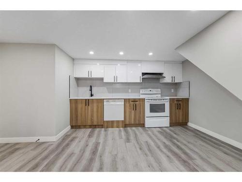 3239 Dovercliffe Road Se, Calgary, AB - Indoor Photo Showing Kitchen