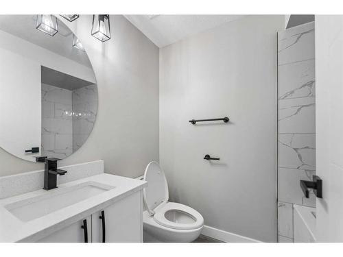 3239 Dovercliffe Road Se, Calgary, AB - Indoor Photo Showing Bathroom