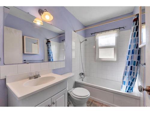 8907 34 Avenue Nw, Calgary, AB - Indoor Photo Showing Bathroom