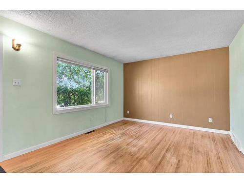 8907 34 Avenue Nw, Calgary, AB - Indoor Photo Showing Other Room