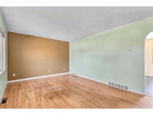 8907 34 Avenue Nw, Calgary, AB - Indoor Photo Showing Other Room