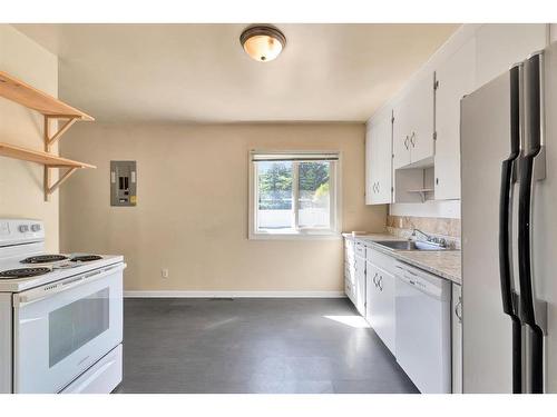 8907 34 Avenue Nw, Calgary, AB - Indoor Photo Showing Kitchen