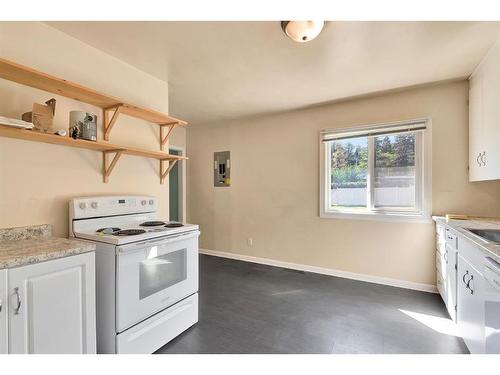 8907 34 Avenue Nw, Calgary, AB - Indoor Photo Showing Kitchen