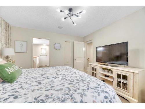 263 Discovery Ridge Boulevard Sw, Calgary, AB - Indoor Photo Showing Bedroom