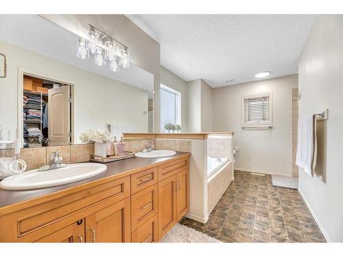 263 Discovery Ridge Boulevard Sw, Calgary, AB - Indoor Photo Showing Bathroom