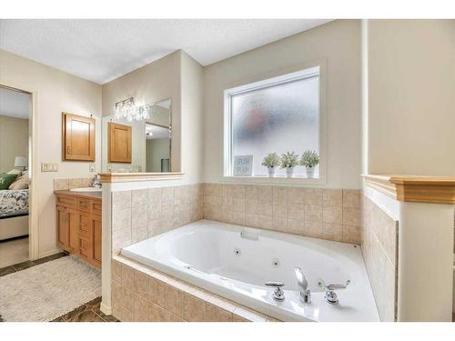 263 Discovery Ridge Boulevard Sw, Calgary, AB - Indoor Photo Showing Bathroom