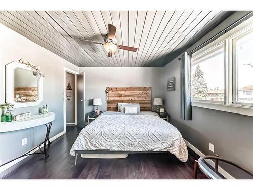 484 Queen Charlotte Road Se, Calgary, AB - Indoor Photo Showing Bedroom