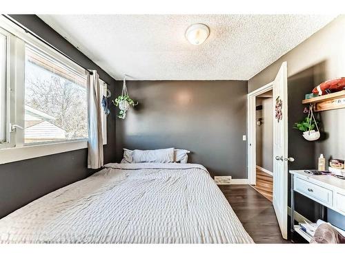 484 Queen Charlotte Road Se, Calgary, AB - Indoor Photo Showing Bedroom