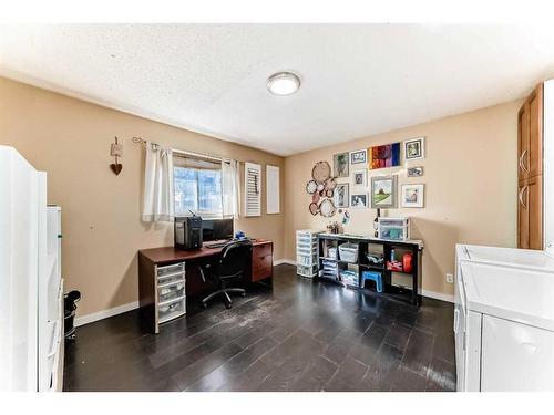 484 Queen Charlotte Road Se, Calgary, AB - Indoor