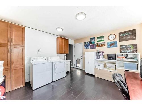 484 Queen Charlotte Road Se, Calgary, AB - Indoor Photo Showing Laundry Room