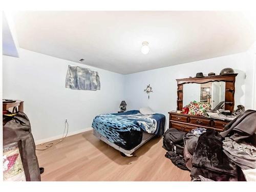 484 Queen Charlotte Road Se, Calgary, AB - Indoor Photo Showing Bedroom