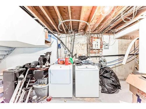 484 Queen Charlotte Road Se, Calgary, AB - Indoor Photo Showing Laundry Room