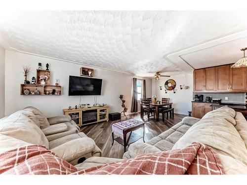 484 Queen Charlotte Road Se, Calgary, AB - Indoor Photo Showing Living Room