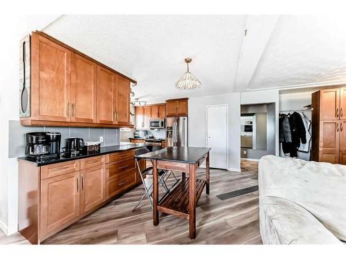 484 Queen Charlotte Road Se, Calgary, AB - Indoor Photo Showing Kitchen