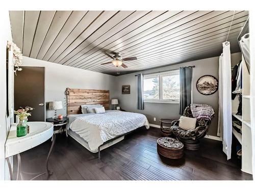 484 Queen Charlotte Road Se, Calgary, AB - Indoor Photo Showing Bedroom