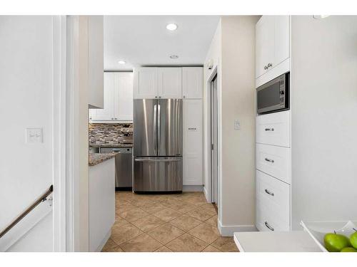 160 Sackville Drive Sw, Calgary, AB - Indoor Photo Showing Kitchen