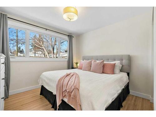 160 Sackville Drive Sw, Calgary, AB - Indoor Photo Showing Bedroom