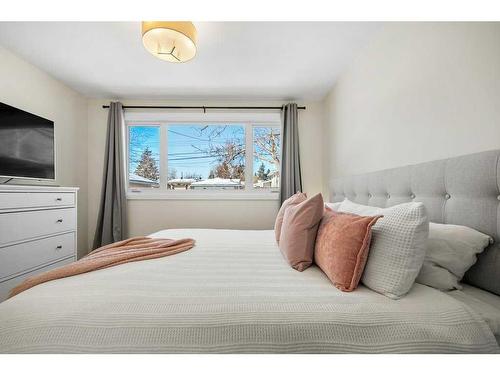 160 Sackville Drive Sw, Calgary, AB - Indoor Photo Showing Bedroom